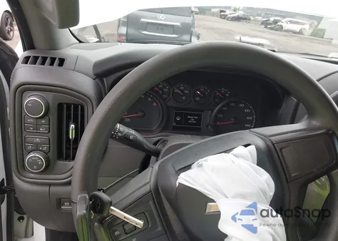 2020 Chevrolet Silverado 1500 4Wd Short Bed Custom z USA, uszkodzony, nr VIN 3GCPYBEK5LG346283